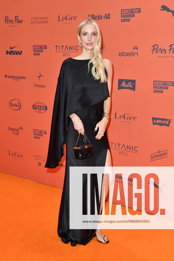 Leonie Hanne bei der ABOUT YOU Opera Modenschau in Berlin am 07.10.2026