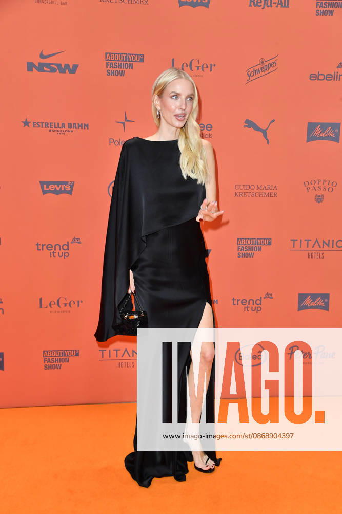 Leonie Hanne bei der ABOUT YOU Opera Modenschau in Berlin am 07.10.2026