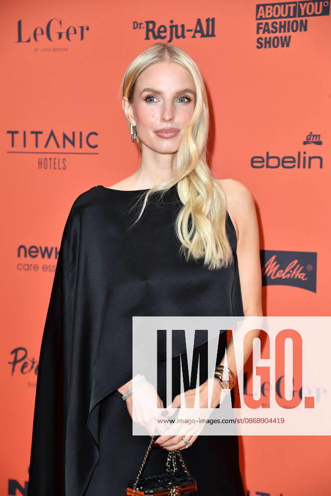 Leonie Hanne bei der ABOUT YOU Opera Modenschau in Berlin am 07.10.2026