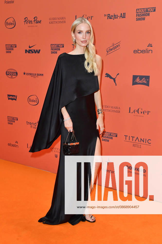 Leonie Hanne bei der ABOUT YOU Opera Modenschau in Berlin am 07.10.2026