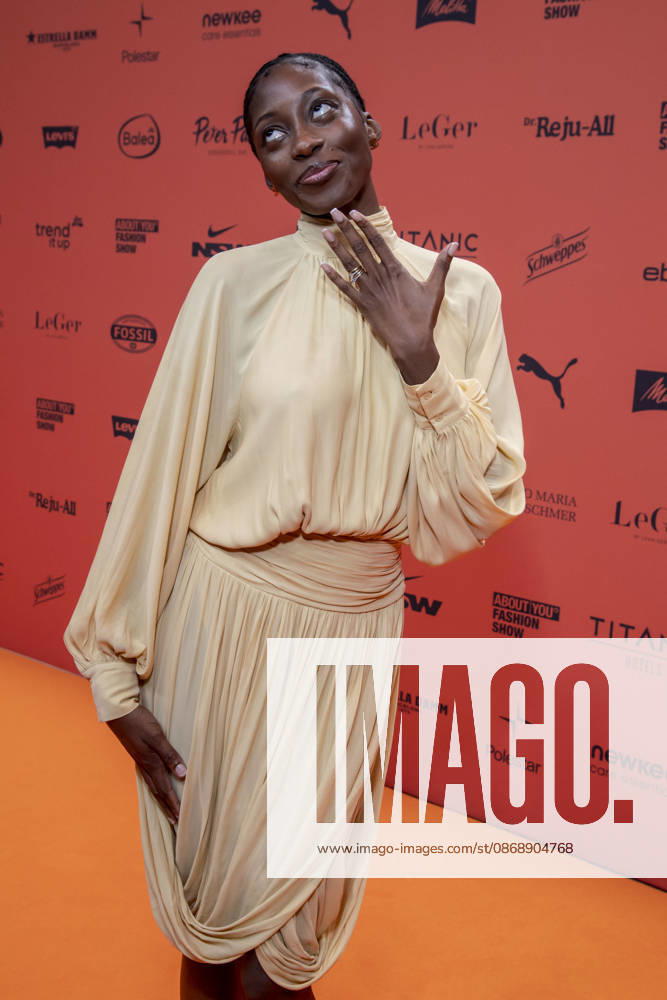 ABB ABOUTYOU- Toni Dreher-Adenuga zu Gast auf dem Orangenen Teppich bei der ABOUT YOU Opera Fashion Show im Admiralspalast am 07.10.2026 in Berlin Berlin Deutschland