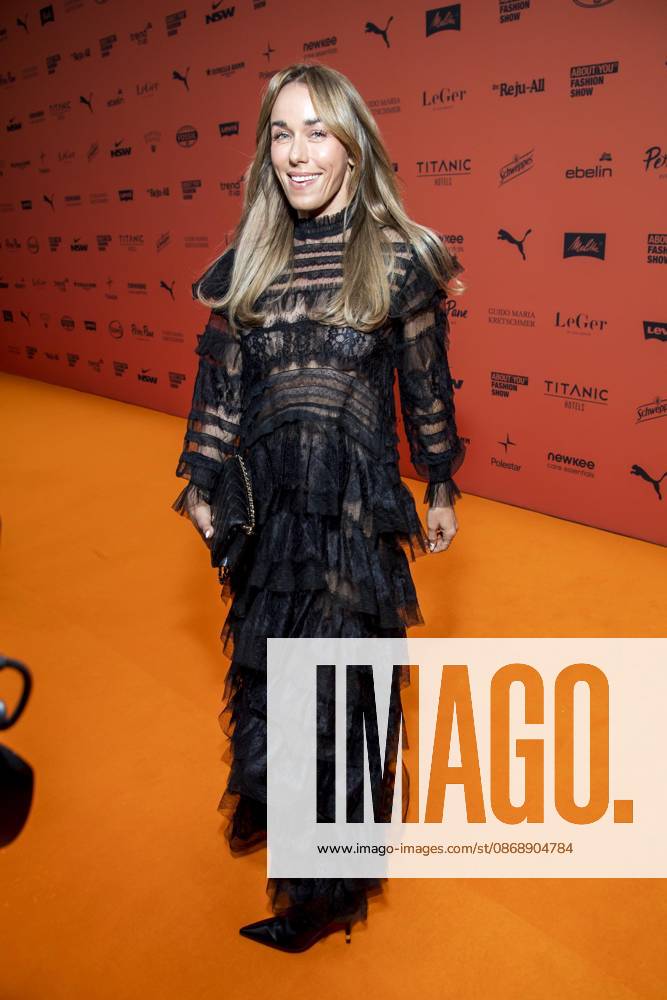 ABB ABOUTYOU- Annemarie Carpendale solo zu Gast auf dem Orangenen Teppich bei der ABOUT YOU Opera Fashion Show im Admiralspalast am 07.10.2026 in Berlin Berlin Deutschland