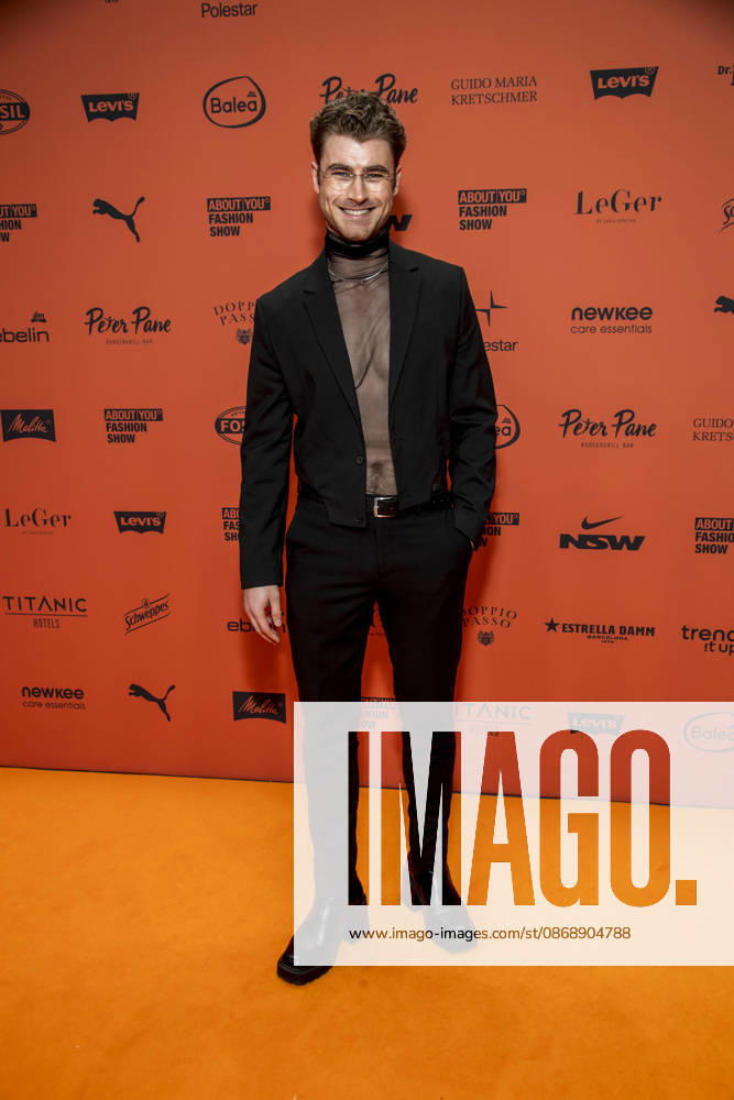 ABB ABOUTYOU- Linus Weber zu Gast auf dem Orangenen Teppich bei der ABOUT YOU Opera Fashion Show im Admiralspalast am 07.10.2026 in Berlin Berlin Deutschland