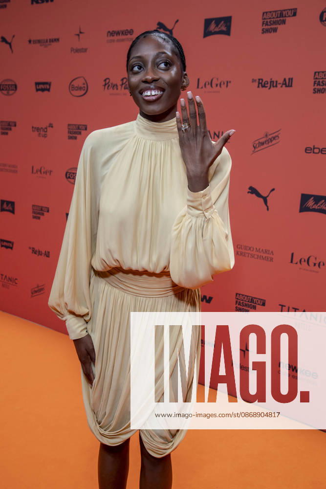 ABB ABOUTYOU- Toni Dreher-Adenuga zu Gast auf dem Orangenen Teppich bei der ABOUT YOU Opera Fashion Show im Admiralspalast am 07.10.2026 in Berlin Berlin Deutschland