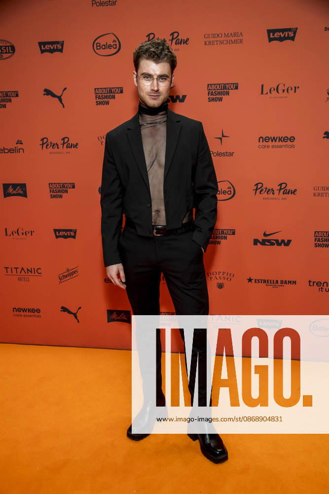 ABB ABOUTYOU- Linus Weber zu Gast auf dem Orangenen Teppich bei der ABOUT YOU Opera Fashion Show im Admiralspalast am 07.10.2026 in Berlin Berlin Deutschland