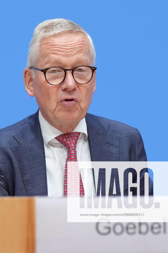 Bundespressekonferenz, Jahresbericht des Nationalen Normenkontrollrat (NKR) zum Buerokratieabbau Lutz Goebel Vorsitzender des NKR bei der Vorstellung des Jahresbericht des Nationalen Normenkontrollrat zum Buerokratieabbau, Berlin, 08.10.2026 Berlin Berlin Deutschland