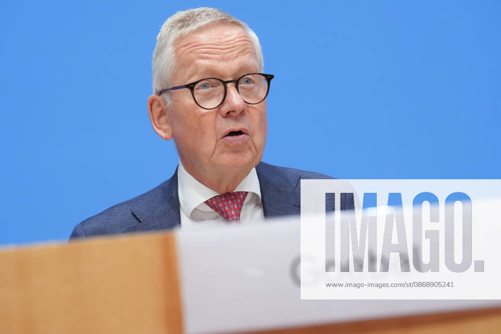 Bundespressekonferenz, Jahresbericht des Nationalen Normenkontrollrat (NKR) zum Buerokratieabbau Lutz Goebel Vorsitzender des NKR bei der Vorstellung des Jahresbericht des Nationalen Normenkontrollrat zum Buerokratieabbau, Berlin, 08.10.2026 Berlin Berlin Deutschland