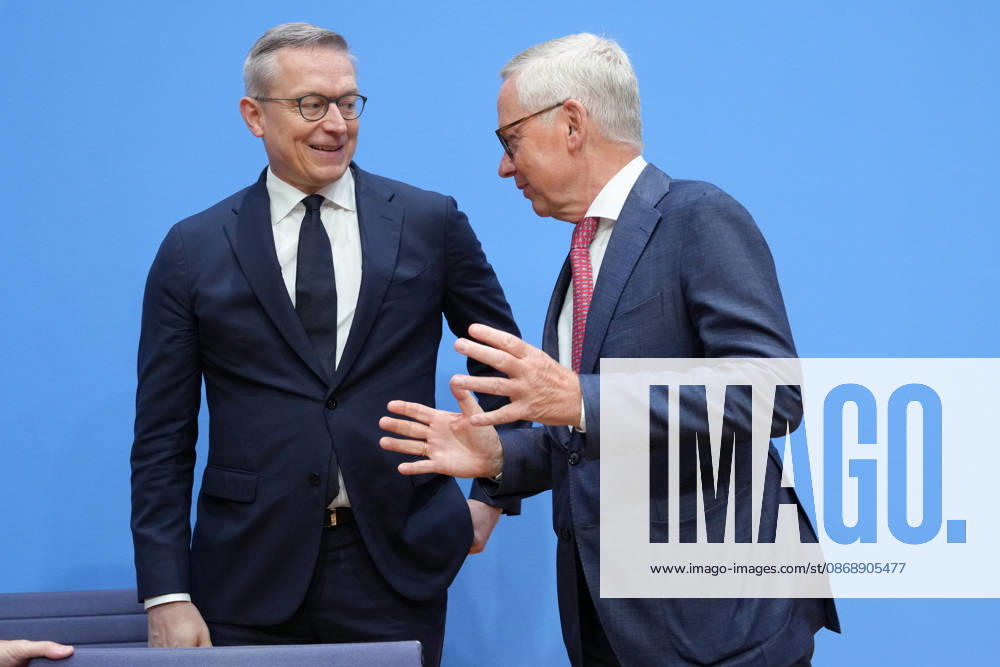 Bundespressekonferenz, Jahresbericht des Nationalen Normenkontrollrat (NKR) zum Buerokratieabbau Dr. Karsten Wildberger (Digitalminister) gemeinsam im Austausch und Dialog mit Lutz Goebel Vorsitzender des NKR bei der Vorstellung des Jahresbericht des Nationalen Normenkontrollrat zum Buerokratieabbau, Berlin, 08.10.2026 Berlin Berlin Deutschland