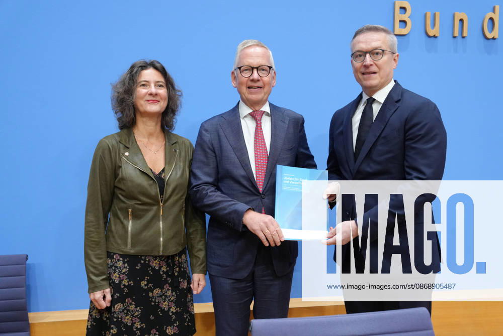 Bundespressekonferenz, Jahresbericht des Nationalen Normenkontrollrat (NKR) zum Buerokratieabbau Prof. Dr. Sabine Kuhlmann gemeinsam mit Dr. Karsten Wildberger (Digitalminister) und Lutz Goebel und dem gebundenen Bericht in der Hand bei der Vorstellung des Jahresbericht des Nationalen Normenkontrollrat zum Buerokratieabbau, Berlin, 08.10.2026 Berlin Berlin Deutschland