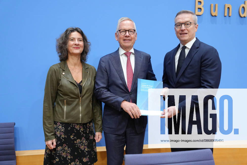 Bundespressekonferenz, Jahresbericht des Nationalen Normenkontrollrat (NKR) zum Buerokratieabbau Prof. Dr. Sabine Kuhlmann gemeinsam mit Dr. Karsten Wildberger (Digitalminister) und Lutz Goebel und dem gebundenen Bericht in der Hand bei der Vorstellung des Jahresbericht des Nationalen Normenkontrollrat zum Buerokratieabbau, Berlin, 08.10.2026 Berlin Berlin Deutschland