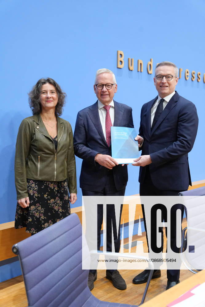 Bundespressekonferenz, Jahresbericht des Nationalen Normenkontrollrat (NKR) zum Buerokratieabbau Prof. Dr. Sabine Kuhlmann gemeinsam mit Dr. Karsten Wildberger (Digitalminister) und Lutz Goebel und dem gebundenen Bericht in der Hand bei der Vorstellung des Jahresbericht des Nationalen Normenkontrollrat zum Buerokratieabbau, Berlin, 08.10.2026 Berlin Berlin Deutschland