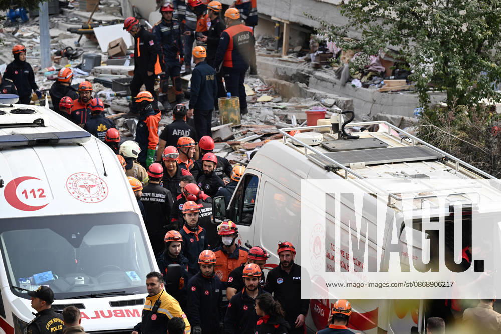 Search and rescue operations continue at partially collapsed building in Istanbul ISTANBUL, TURKIYE - OCTOBER 08: Search and rescue teams conduct operations at the site of a seven-story building that partially collapsed in the Maltepe district of Istanbul, Turkiye, on October 08, 2026. Emergency personnel and ambulances are deployed to the scene as search and rescue efforts continue. Ahmet Okatali Anadolu Istanbul Turkey. Editorial use only. Please get in touch for any other usage.
