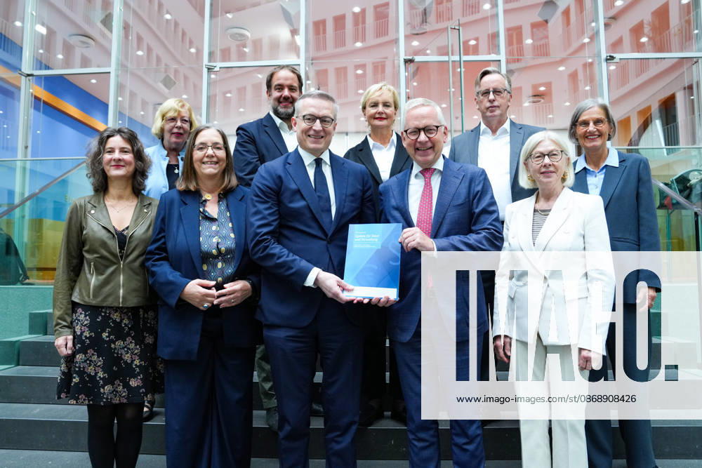Bundespressekonferenz, Jahresbericht des Nationalen Normenkontrollrat (NKR) zum Buerokratieabbau Gruppenbild der Mitglieder und Vorsitzenden des Normenkontrollrat mit Karsten WIldberger (Bundesminister fuer Digitales und Staatsmodernisierung)bei der Vorstellung des Jahresbericht des Nationalen Normenkontrollrat (NKR) zum Buerokratieabbau in der Bundespressekonferenz, Berlin, 08.10.2026 Berlin Berlin Deutschland