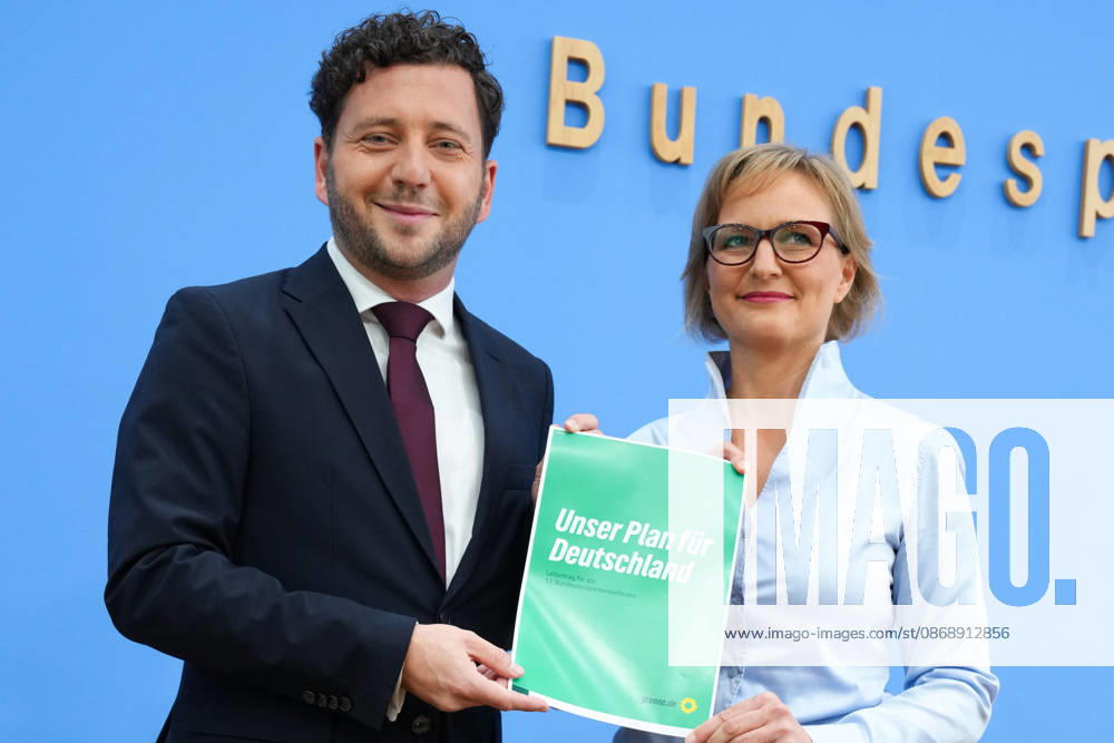 Bundespressekonferenz, Vorstellung des Gruenen Leitantrages - Unser Plan für Deutschland Felix Banaszak (Gruene) gemeinsam mit Franziska Brantner (Gruene) zeigen die beiden Vorsitzenden die Papierform des Leitantrages bei der Vorstellung des Gruenen Leitantrages - Unser Plan für Deutschland in der Bundespressekonferenz, Berlin, 08.10.2026 Berlin Berlin Deutschland
