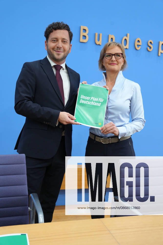 Bundespressekonferenz, Vorstellung des Gruenen Leitantrages - Unser Plan für Deutschland Felix Banaszak (Gruene) gemeinsam mit Franziska Brantner (Gruene) zeigen die beiden Vorsitzenden die Papierform des Leitantrages bei der Vorstellung des Gruenen Leitantrages - Unser Plan für Deutschland in der Bundespressekonferenz, Berlin, 08.10.2026 Berlin Berlin Deutschland