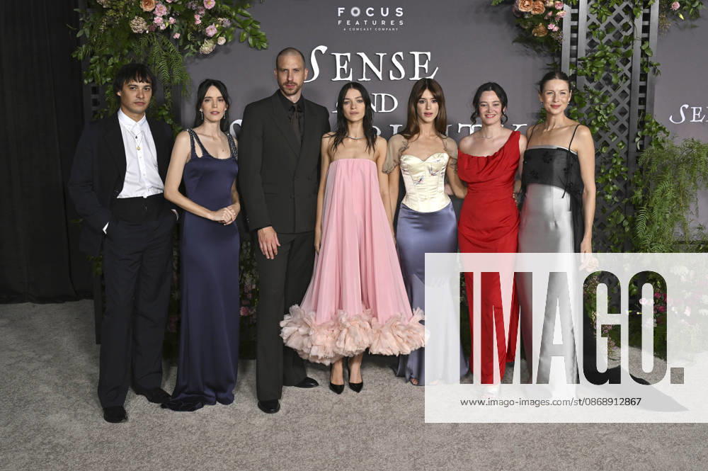 Frank Dillane, Stacy Martin, Herbert Nordrum, Esme Creed-Miles, Daisy Edgar-Jones, Bethany Slater und Caitriona Balfe bei der Premiere des Kinofilms Sense and Sensibility Sinn und Sinnlichkeit im United Theater. Los Angeles
