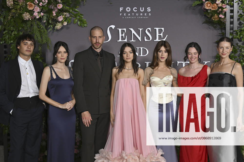 Frank Dillane, Stacy Martin, Herbert Nordrum, Esme Creed-Miles, Daisy Edgar-Jones, Bethany Slater und Caitriona Balfe bei der Premiere des Kinofilms Sense and Sensibility Sinn und Sinnlichkeit im United Theater. Los Angeles
