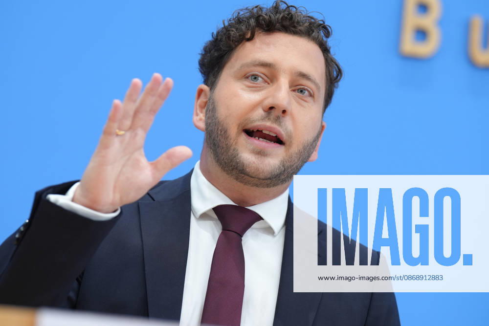 Bundespressekonferenz, Vorstellung des Gruenen Leitantrages - Unser Plan für Deutschland Felix Banaszak (Gruene) bei der Vorstellung des Gruenen Leitantrages - Unser Plan für Deutschland in der Bundespressekonferenz, Berlin, 08.10.2026 Berlin Berlin Deutschland