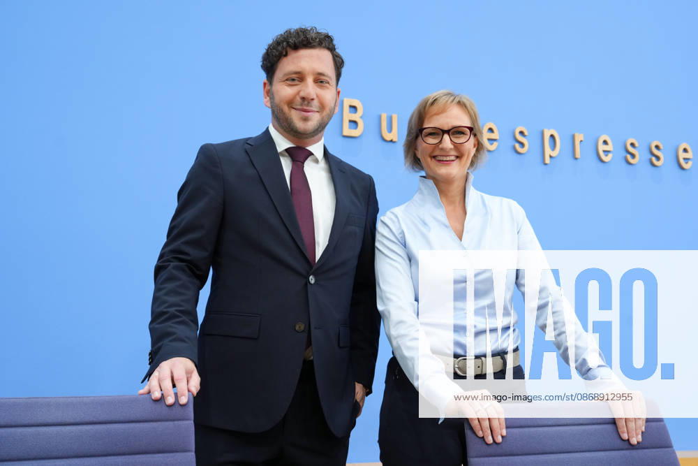 Bundespressekonferenz, Vorstellung des Gruenen Leitantrages - Unser Plan für Deutschland Felix Banaszak (Gruene) gemeinsam mit Franziska Brantner (Gruene) in der Bundespressekonferenz bei der Vorstellung des Gruenen Leitantrages - Unser Plan für Deutschland, Berlin, 08.10.2026 Berlin Berlin Deutschland