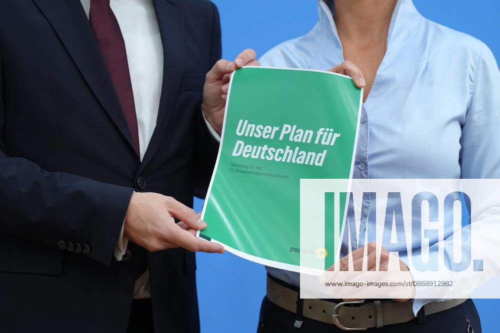Bundespressekonferenz, Vorstellung des Gruenen Leitantrages - Unser Plan für Deutschland Der Leitantrag der Gruenen in Papierform, gehalten durch die beiden Parteivorsitzenden bei der Vorstellung des Gruenen Leitantrages - Unser Plan für Deutschland in der Bundespressekonferenz, Berlin, 08.10.2026 Berlin Berlin Deutschland