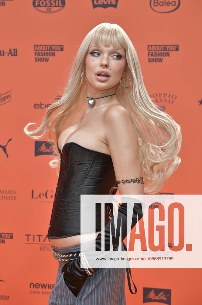 Bonnie Strange bei der About You Opera 2026 im Admiralspalast. Berlin
