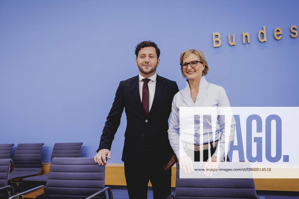 (R-L) Franziska Brantner, Co-Vorsitzende von Buendnis 90 Die Gruenen, und Felix Banaszak, Co-Vorsitzender von Buendnis 90 Die Gruenen, aufgenommen im Rahmen der Pressekonferenz zur Vorstellung des Leitantrages Unser Plan fuer Deutschland Berlin, 08.10.2026. Berlin Deutschland