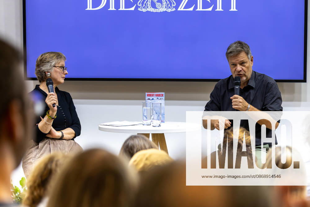 Robert Habeck auf der Frankfurter Buchmesse 2026 08.10.2026: Der ehemalige Bundeswirtschaftsminister und Vizekanzler Robert Habeck (Bündnis 90 Die Grünen) stellt am Donnerstag auf der Bühne der ZEIT im Rahmen der Frankfurter Buchmesse 2026 sein Buch Arctic Meltdown vor. Im Gespräch mit einer Moderatorin spricht Habeck vor Publikum über seine Veröffentlichung. Frankfurt am Main Messe Hessen Deutschland
