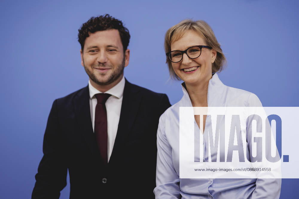 (R-L) Franziska Brantner, Co-Vorsitzende von Buendnis 90 Die Gruenen, und Felix Banaszak, Co-Vorsitzender von Buendnis 90 Die Gruenen, aufgenommen im Rahmen der Pressekonferenz zur Vorstellung des Leitantrages Unser Plan fuer Deutschland Berlin, 08.10.2026. Berlin Deutschland