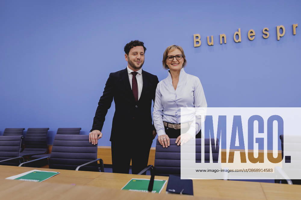 (R-L) Franziska Brantner, Co-Vorsitzende von Buendnis 90 Die Gruenen, und Felix Banaszak, Co-Vorsitzender von Buendnis 90 Die Gruenen, aufgenommen im Rahmen der Pressekonferenz zur Vorstellung des Leitantrages Unser Plan fuer Deutschland Berlin, 08.10.2026. Berlin Deutschland
