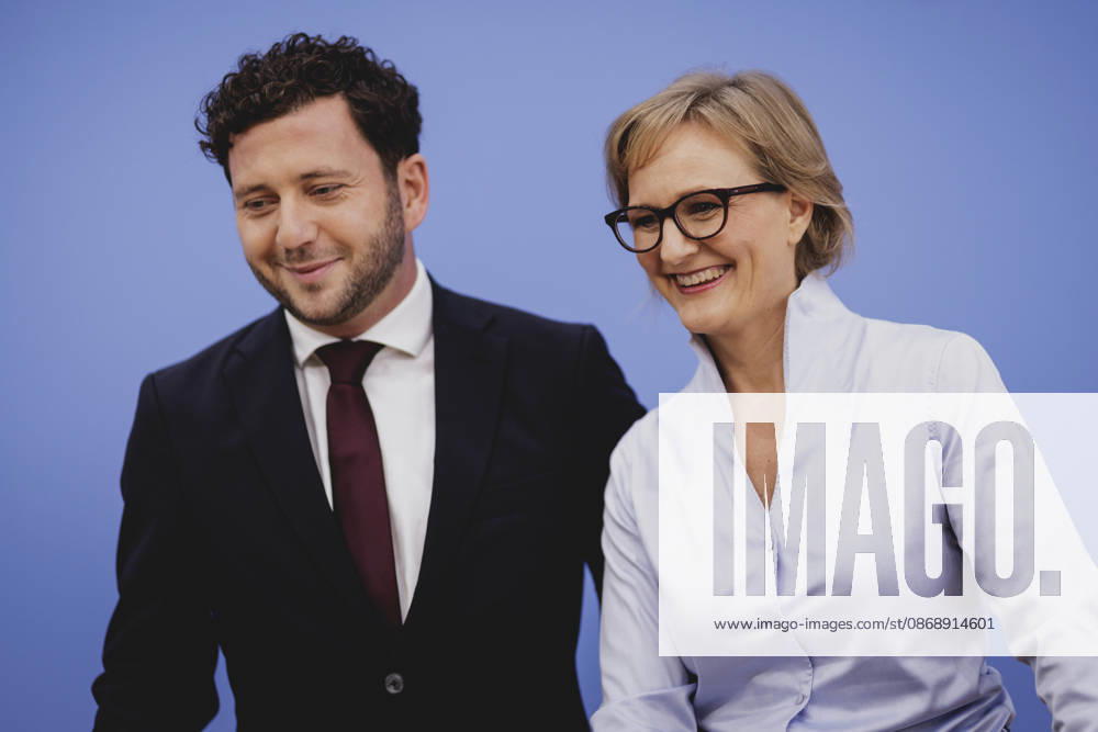 (R-L) Franziska Brantner, Co-Vorsitzende von Buendnis 90 Die Gruenen, und Felix Banaszak, Co-Vorsitzender von Buendnis 90 Die Gruenen, aufgenommen im Rahmen der Pressekonferenz zur Vorstellung des Leitantrages Unser Plan fuer Deutschland Berlin, 08.10.2026. Berlin Deutschland