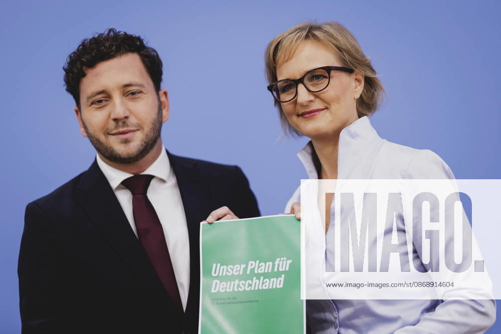 (R-L) Franziska Brantner, Co-Vorsitzende von Buendnis 90 Die Gruenen, und Felix Banaszak, Co-Vorsitzender von Buendnis 90 Die Gruenen, aufgenommen im Rahmen der Pressekonferenz zur Vorstellung des Leitantrages Unser Plan fuer Deutschland Berlin, 08.10.2026. Berlin Deutschland