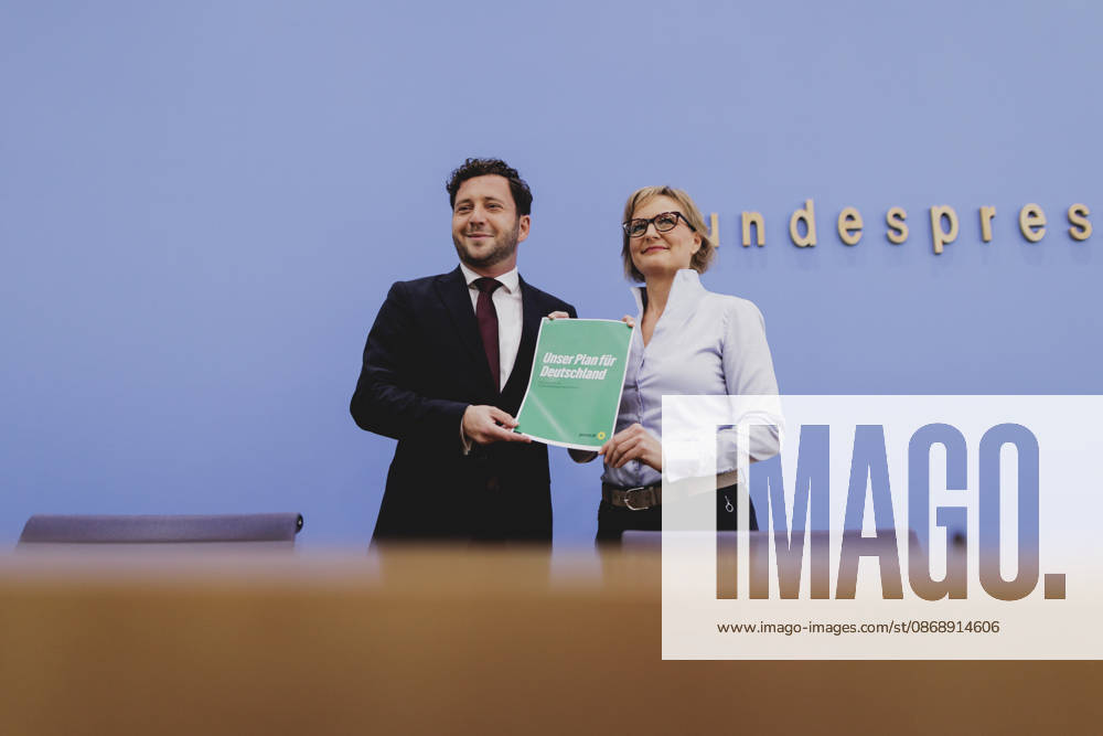 (R-L) Franziska Brantner, Co-Vorsitzende von Buendnis 90 Die Gruenen, und Felix Banaszak, Co-Vorsitzender von Buendnis 90 Die Gruenen, aufgenommen im Rahmen der Pressekonferenz zur Vorstellung des Leitantrages Unser Plan fuer Deutschland Berlin, 08.10.2026. Berlin Deutschland
