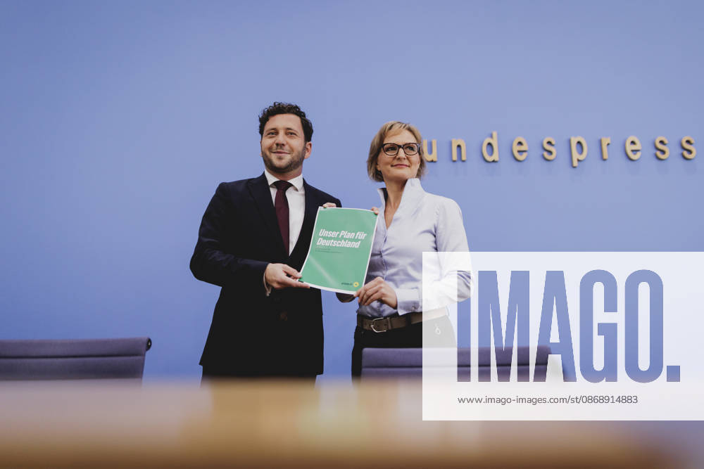 (R-L) Franziska Brantner, Co-Vorsitzende von Buendnis 90 Die Gruenen, und Felix Banaszak, Co-Vorsitzender von Buendnis 90 Die Gruenen, aufgenommen im Rahmen der Pressekonferenz zur Vorstellung des Leitantrages Unser Plan fuer Deutschland Berlin, 08.10.2026. Berlin Deutschland