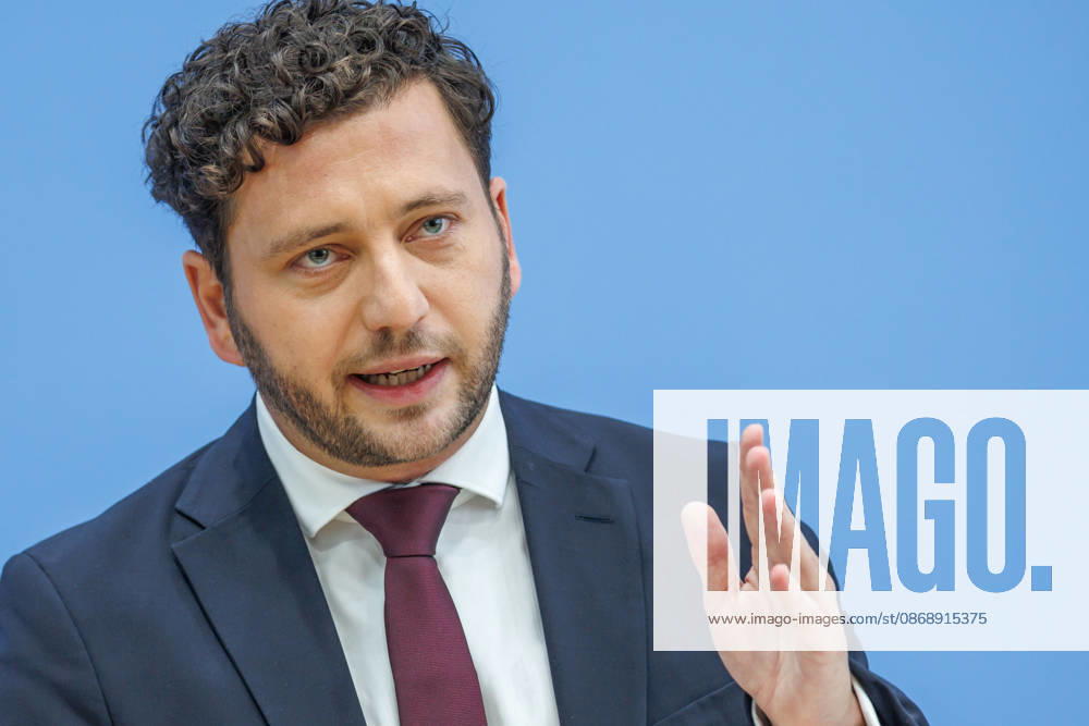 Franziska Brantner, Bundesvorsitzende von Buendnis 90 Die Gruenen und Felix Banaszak, Bundesvorsitzender von Buendnis 90 Die Gruenen im Haus der Bundespressekonferenz Vorstellung des Leitantrages Unser Plan fuer Deutschland Franziska Brantner, Bundesvorsitzende von Buendnis 90 Die Gruenen und Felix Banaszak, Bundesvorsitzender von Buendnis 90 Die Gruenen im Haus der Bundespressekonferenz am 08.10.2026 in Berlin. Felix Banaszak spricht zu den Anwesenden. Berlin Berlin Deutschland Haus der Bundespressekonferenz