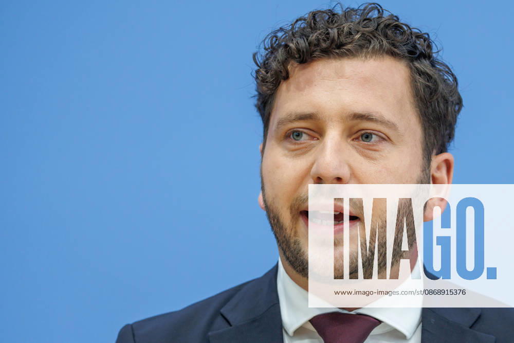 Franziska Brantner, Bundesvorsitzende von Buendnis 90 Die Gruenen und Felix Banaszak, Bundesvorsitzender von Buendnis 90 Die Gruenen im Haus der Bundespressekonferenz Vorstellung des Leitantrages Unser Plan fuer Deutschland Franziska Brantner, Bundesvorsitzende von Buendnis 90 Die Gruenen und Felix Banaszak, Bundesvorsitzender von Buendnis 90 Die Gruenen im Haus der Bundespressekonferenz am 08.10.2026 in Berlin. Felix Banaszak spricht zu den Anwesenden. Berlin Berlin Deutschland Haus der Bundespressekonferenz