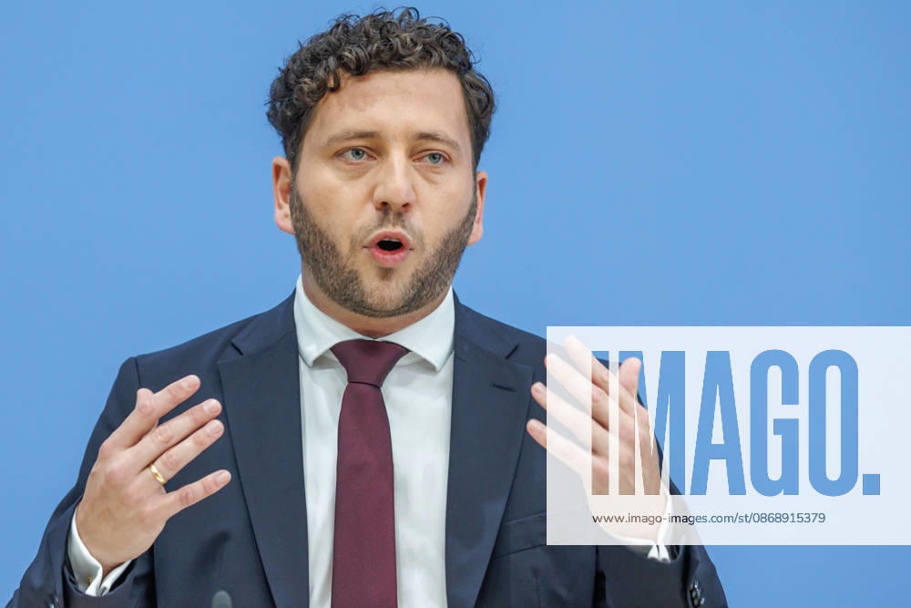 Franziska Brantner, Bundesvorsitzende von Buendnis 90 Die Gruenen und Felix Banaszak, Bundesvorsitzender von Buendnis 90 Die Gruenen im Haus der Bundespressekonferenz Vorstellung des Leitantrages Unser Plan fuer Deutschland Franziska Brantner, Bundesvorsitzende von Buendnis 90 Die Gruenen und Felix Banaszak, Bundesvorsitzender von Buendnis 90 Die Gruenen im Haus der Bundespressekonferenz am 08.10.2026 in Berlin. Felix Banaszak spricht zu den Anwesenden. Berlin Berlin Deutschland Haus der Bundespressekonferenz