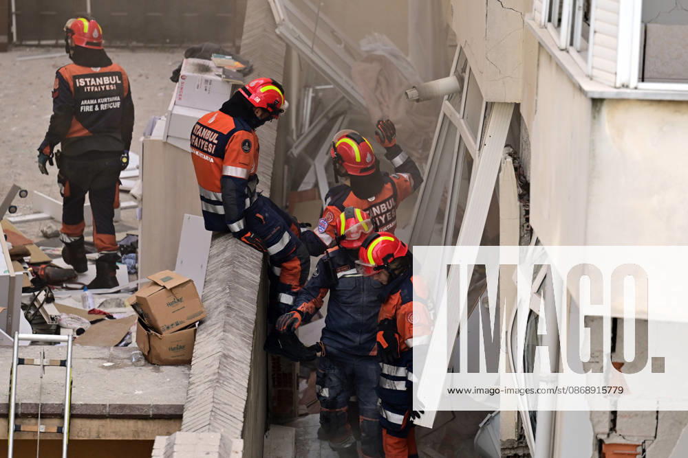 Partial collapse occurs in 7-story building in Istanbul s Maltepe district ISTANBUL, TURKIYE - OCTOBER 8: Search and rescue personnel, including firefighters, AFAD, UMKE, and police teams continue to operate at the site of a partial building collapse in the Cevizli neighborhood of Maltepe district, Istanbul, Turkiye on October 8, 2026. Trapped residents on the unaffected upper floors were evacuated while emergency teams initiated search and rescue efforts beneath the collapsed lower levels. Ten people were rescued alive from the rubble, while officials confirmed two fatalities as of late morning. Serhat Cagdas Anadolu Istanbul Turkey. Editorial use only. Please get in touch for any other usage.