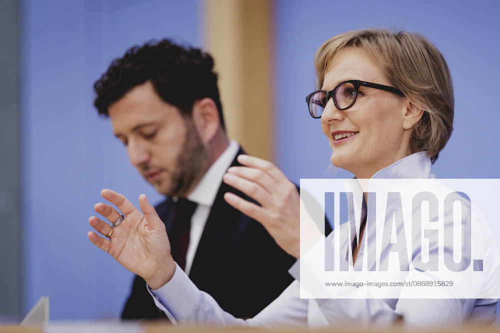 (R-L) Franziska Brantner, Co-Vorsitzende von Buendnis 90 Die Gruenen, und Felix Banaszak, Co-Vorsitzender von Buendnis 90 Die Gruenen, aufgenommen im Rahmen der Pressekonferenz zur Vorstellung des Leitantrages Unser Plan fuer Deutschland Berlin, 08.10.2026. Berlin Deutschland