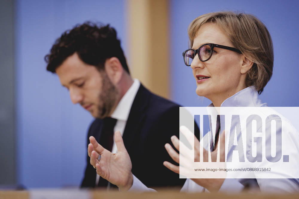 (R-L) Franziska Brantner, Co-Vorsitzende von Buendnis 90 Die Gruenen, und Felix Banaszak, Co-Vorsitzender von Buendnis 90 Die Gruenen, aufgenommen im Rahmen der Pressekonferenz zur Vorstellung des Leitantrages Unser Plan fuer Deutschland Berlin, 08.10.2026. Berlin Deutschland