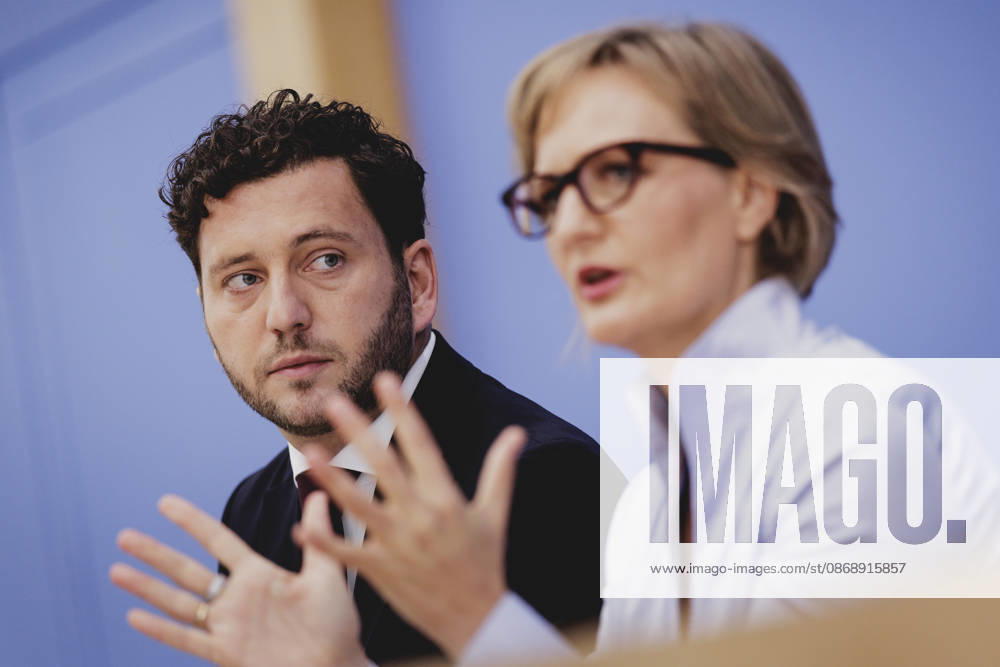 (R-L) Franziska Brantner, Co-Vorsitzende von Buendnis 90 Die Gruenen, und Felix Banaszak, Co-Vorsitzender von Buendnis 90 Die Gruenen, aufgenommen im Rahmen der Pressekonferenz zur Vorstellung des Leitantrages Unser Plan fuer Deutschland Berlin, 08.10.2026. Berlin Deutschland