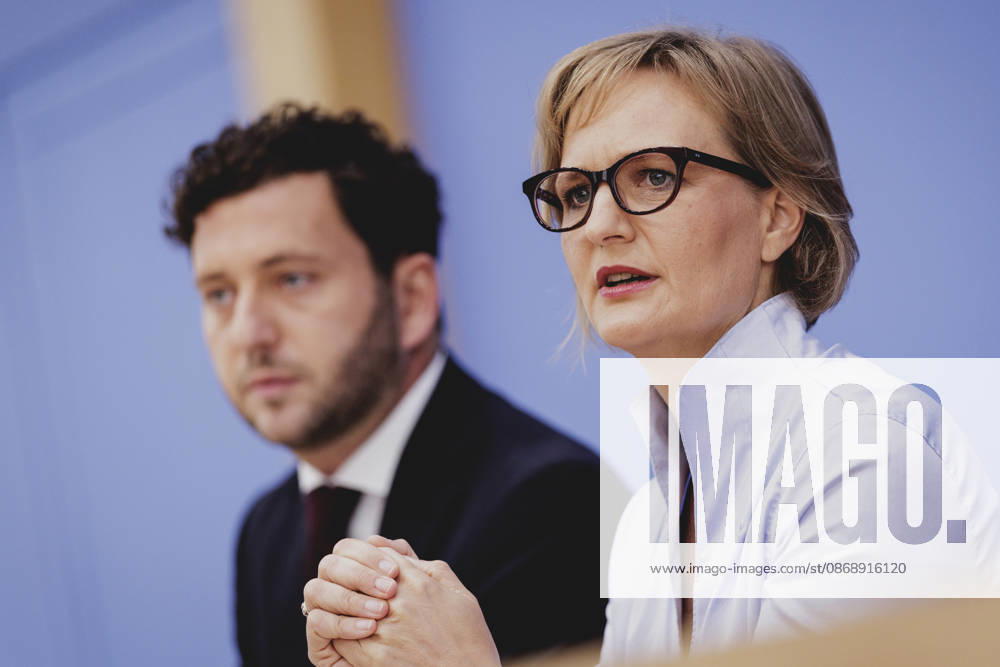 (R-L) Franziska Brantner, Co-Vorsitzende von Buendnis 90 Die Gruenen, und Felix Banaszak, Co-Vorsitzender von Buendnis 90 Die Gruenen, aufgenommen im Rahmen der Pressekonferenz zur Vorstellung des Leitantrages Unser Plan fuer Deutschland Berlin, 08.10.2026. Berlin Deutschland