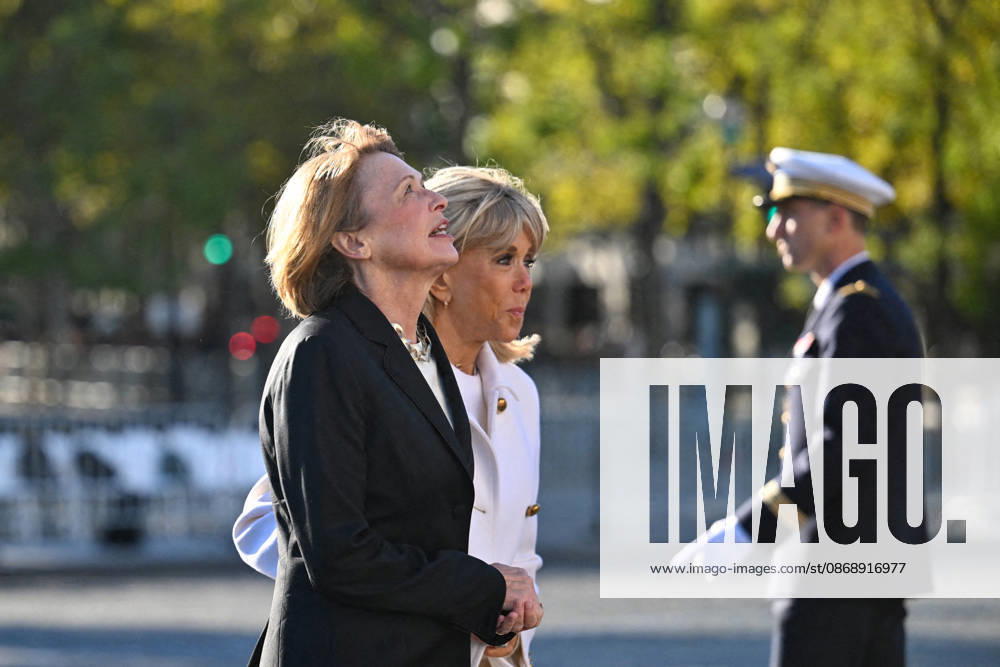 Elke Büdenbender and Brigitte Macron at a ceremony at the Arc de Triomphe in Paris on October 8, 2026, in honor of the state visit to France by the President of Germany and his wife. Christian Liewig, Bestimage. President Emmanuel Macron and his wife Brigitte Macron welcome Frank-Walter Steinmeier, President of Germany, and his wife Elke Büdenbender for a ceremony at the Arc de Triomphe in Paris on October 8, 2026, Paris, France