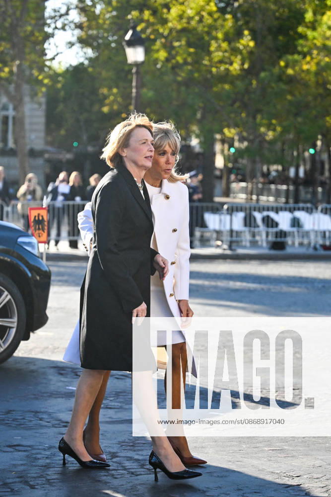 Elke Büdenbender and Brigitte Macron at a ceremony at the Arc de Triomphe in Paris on October 8, 2026, in honor of the state visit to France by the President of Germany and his wife. Christian Liewig, Bestimage. President Emmanuel Macron and his wife Brigitte Macron welcome Frank-Walter Steinmeier, President of Germany, and his wife Elke Büdenbender for a ceremony at the Arc de Triomphe in Paris on October 8, 2026, Paris, France