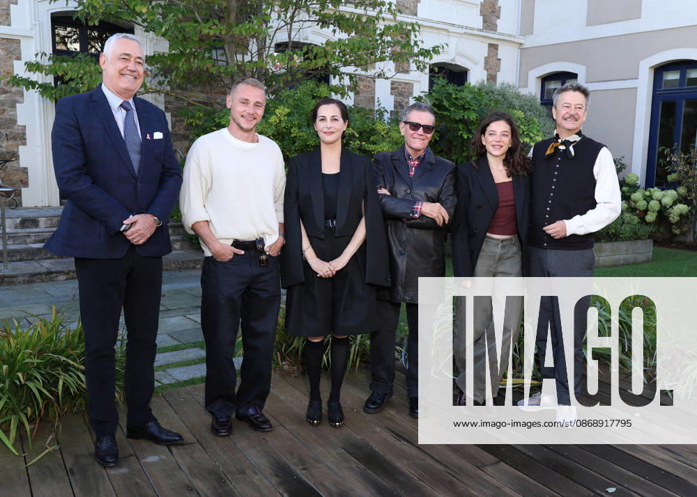 The hotel manager, Ben Hardy, Zoe Adjani, Stephen Wooley, Amira Casar, and Thibault de Montalembert Jury photocall at the 37th edition of the Dinard British Film Festival on October 8, 2026 Denis Guignebourg Bestimage Jury photocall at the 37th edition of the Dinard British Film Festival on October 8, 2026