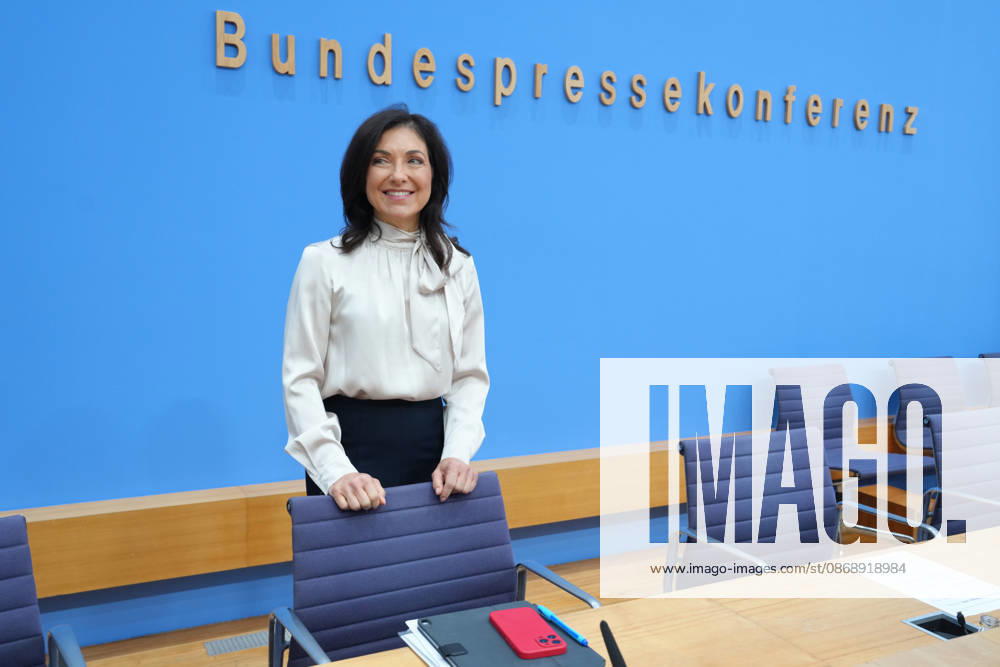 Bundespressekonferenz, Vorstellung der Herbstprojektion 2026 durch Wirtschaftsministerin Reiche Wirtschaftsministerin Katherina Reiche im Saal der Bundespressekonferenz bei der Vorstellung der Herbstprojektion 2026 der Bundesregierung, Berlin, 08.10.2026 Berlin Berlin Deutschland