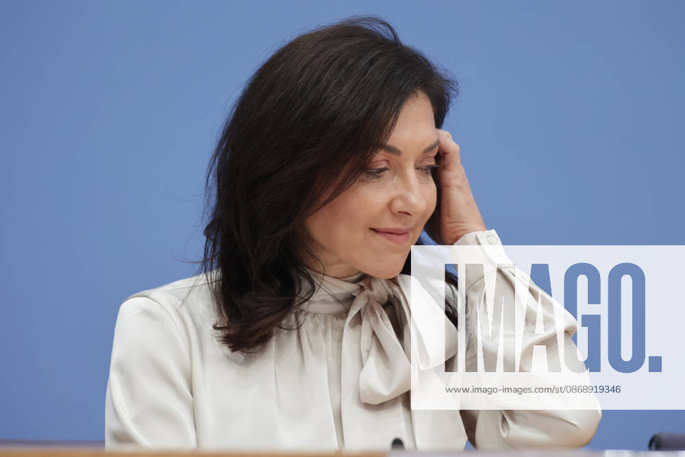 Katherina Reiche, Bundesministerin für Wirtschaft und Energie, CDU, PK zu - Vorstellung der Herbstprojektion 2026 der Bundesregierung, Berlin