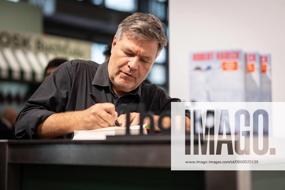 Ehemaliger Bundeswirtschaftsminister Robert Habeck präsentiert und signiert sein neues Buch Arctic Meltdown Die Neuvermessung der Welt auf der Buchmesse, Messestand Thalia Buchhandlung;Eindrücke von der Frankfurter Buchmesse 2026, Frankfurt Hessen Deutschland Messe