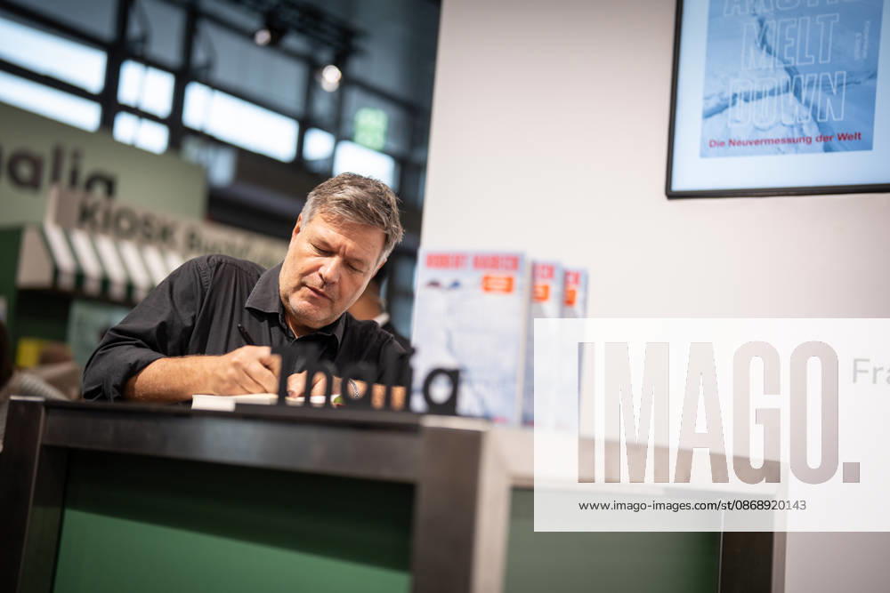 Ehemaliger Bundeswirtschaftsminister Robert Habeck präsentiert und signiert sein neues Buch Arctic Meltdown Die Neuvermessung der Welt auf der Buchmesse, Messestand Thalia Buchhandlung;Eindrücke von der Frankfurter Buchmesse 2026, Frankfurt Hessen Deutschland Messe