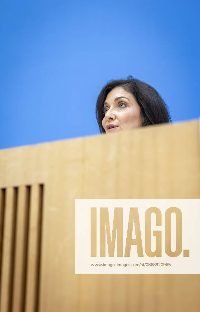 Katherina Reiche, Bundesministerin fuer Wirtschaft und Energie, stellt die Herbstprojektion 2026 der Bundesregierung im Rahmen einer Bundespressekonferenz vor, in Berlin, 08.10.2026. Berlin Deutschland