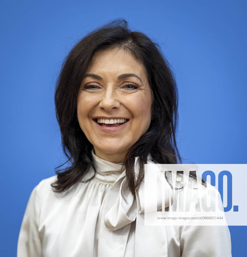 Katherina Reiche, Bundesministerin fuer Wirtschaft und Energie, stellt die Herbstprojektion 2026 der Bundesregierung im Rahmen einer Bundespressekonferenz vor, in Berlin, 08.10.2026. Berlin Deutschland